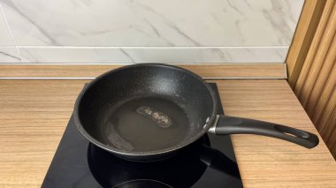 Modern bir mutfağın yapışmaz kaplamasında gözle görülür bir hasar olan kızartma tavası. Eski mutfak eşyalarının kavramsallaştırılması, ekipman yenileme ihtiyacı ve ev içi sorunlar..