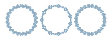 Mavi dantelli yuvarlak çerçeveler. Kenarları taraklı, dalgalı ve çiçekli üç daire şeklinde. Kağıt peçete desenleri. Klasik davetiye, düğün kartı, bebek partisi, çay partisi dekorasyonu. Vektör.