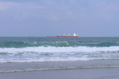 Kargo gemisi okyanusta kumsalda, Tayland 'da.