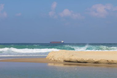 Hindistan okyanusunda plaj ve gemi, arka plan olarak fotoğraf, dijital görüntü.