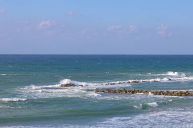 Akdeniz 'deki kayalıklarda dalgalar kırılıyor, İsrail.