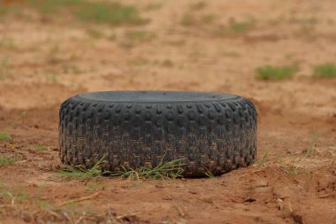 Tekerlekli eski paslı araba lastiği.