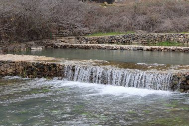 Kışın parkta şelale. Nehirdeki şelale.