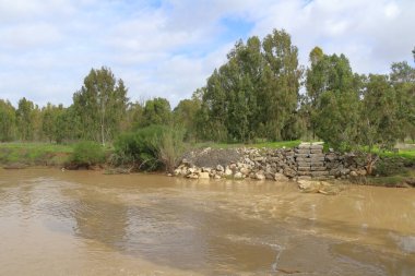 sel basmış nehir, doğal afet.