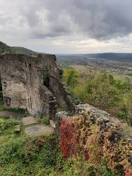 Sonbahar Nevitsky, sonbahar günü antik bir kalenin kalıntıları.