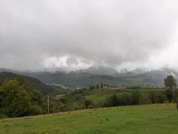 Bulutlu gökyüzü ile güzel dağ manzarası