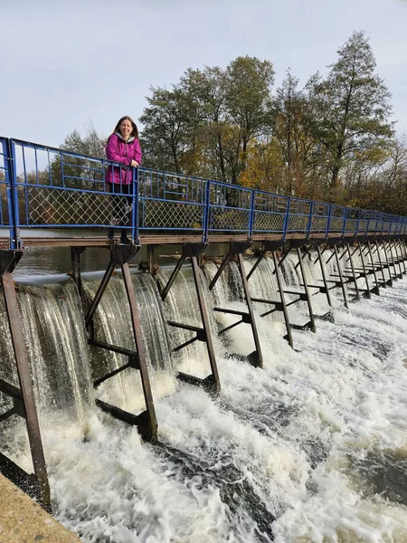 Kırsaldaki bir nehirde sonbahar renkleri