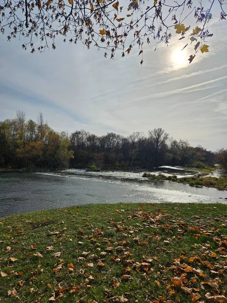 Kırsaldaki bir nehirde sonbahar renkleri