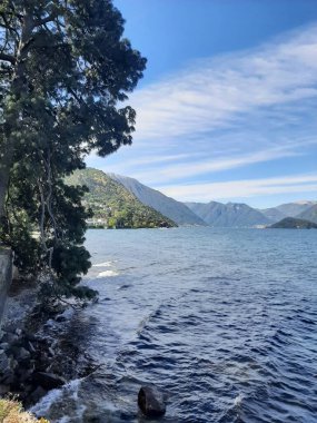 Como Gölü manzarası. İtalya 'da bahar.