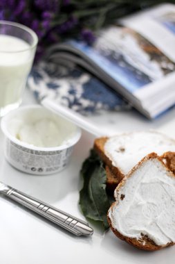  tereyağlı ekmek ve süt