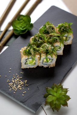 Deniz yosunu hiyashi-wakame ile avokado, salatalık ve susam rulo