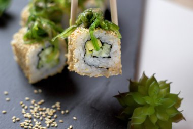 Deniz yosunu hiyashi-wakame ile avokado, salatalık ve susam rulo