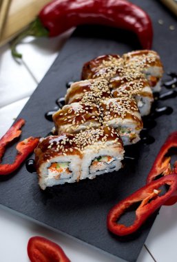 yılan balığı, krem peynir ve salatalık ruloları