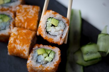 karides, avokado ve salatalık ruloları