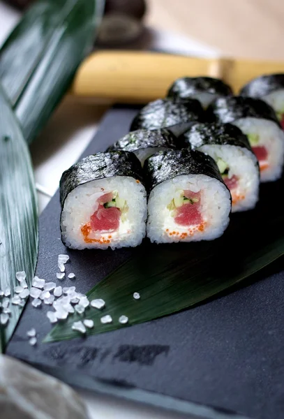 Rollos de atún, queso crema, pepino y caviar Masago — Foto de Stock