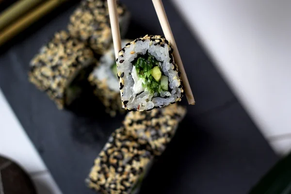 Rollos con algas, queso crema, aguacate y semillas de sésamo — Foto de Stock