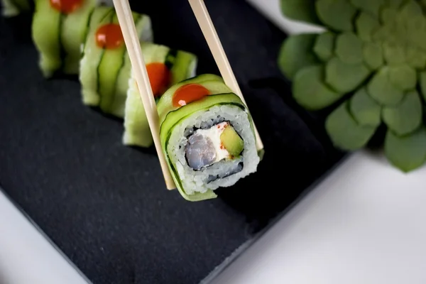 Rollos con camarones, queso crema, aguacate, pepino y caviar Masago — Foto de Stock