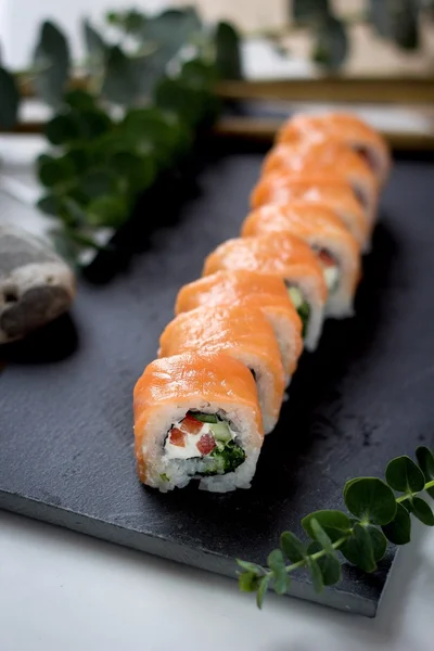 Rollos con salmón, queso crema, pepino y pimiento — Foto de Stock