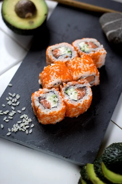 Rollos con salmón, queso crema y pepino Imagen De Stock