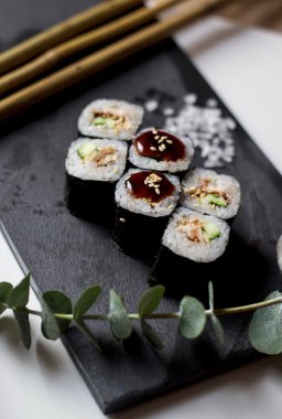  yılan balığı, salatalık, susam ve Unagi sos ile rulo