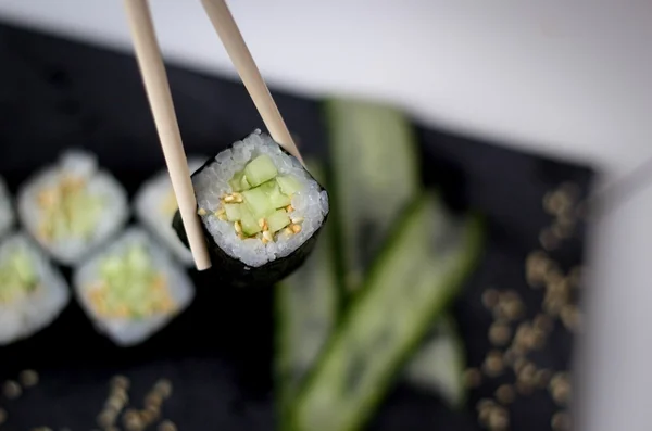 Rollos con pepino y sésamo Maki — Foto de Stock