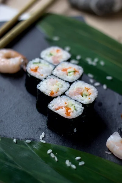 Rollos con camarones, pepino y caviar Masago — Foto de Stock