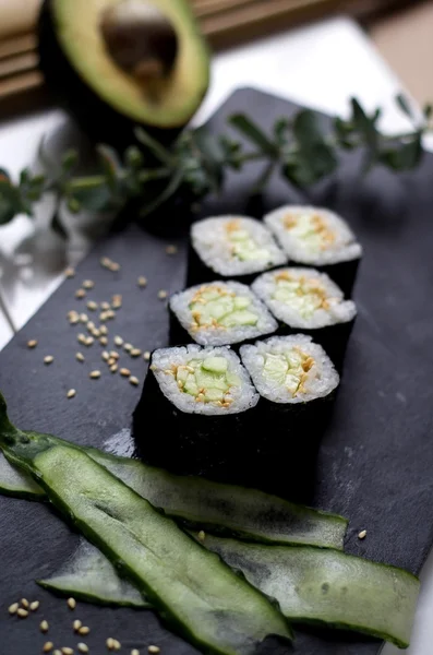 Rollos con pepino y sésamo Maki — Foto de Stock