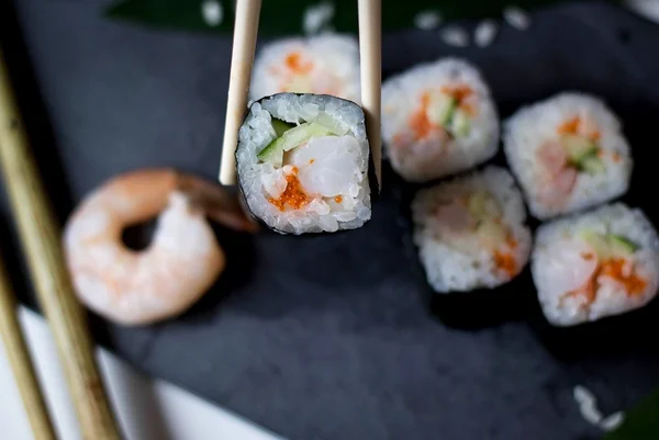Rollos con camarones, pepino y caviar Masago — Foto de Stock