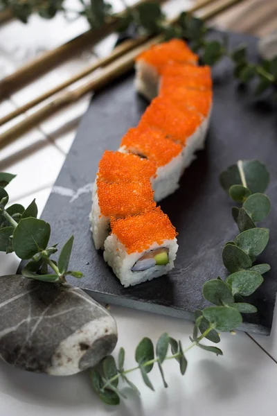 Rollos con salmón, camarones, aguacate y caviar tobiko — Foto de Stock