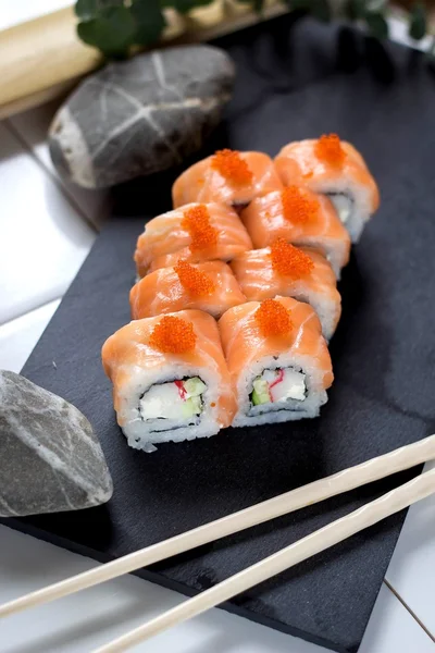 Rollos con salmón, palo de cangrejo, queso crema y aguacate — Foto de Stock