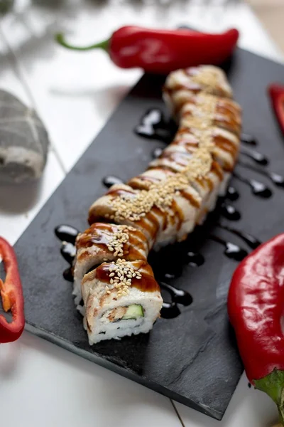 Rollos con anguila, pepino, salsa unagi y semillas de sésamo — Foto de Stock