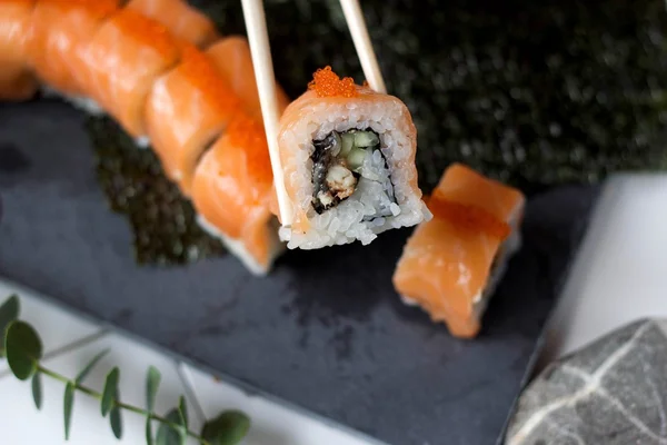 Rollos con salmón, anguila, pepino y caviar tobiko Fotos De Stock Sin Royalties Gratis