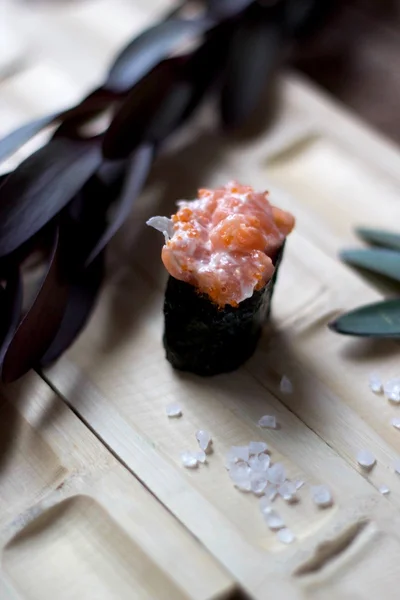 Sushi picante con salmón Imagen De Stock