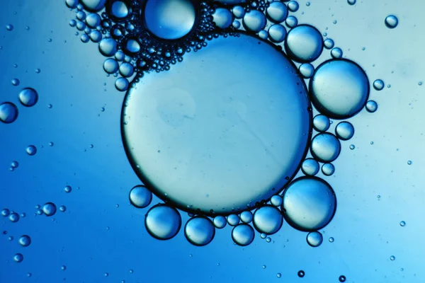 Absztrakt Kék Háttér Átlátszó Olaj Buborékok Víz Felszínén Fénykép Textúra — Stock Fotó