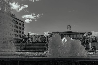 Çeşmenin siyah beyaz resmi