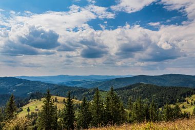 Dağları ve bulutları olan güzel bir manzara
