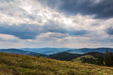 Güneşin ışınları dağların üzerinde