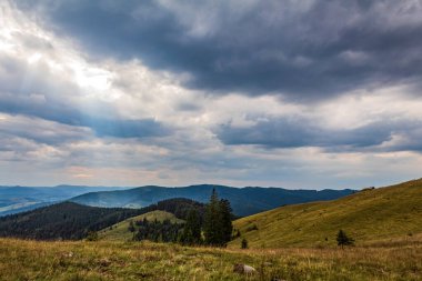 dağ manzarası ile bulutlar gökyüzünde