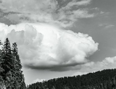 Dağlarda siyah beyaz bulutlar