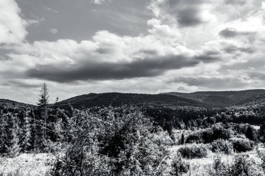 Dağlarda siyah beyaz bulutlar