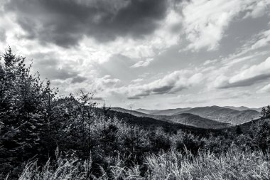 Dağlarda siyah beyaz bulutlar