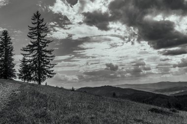 the black and white clouds over the mountain