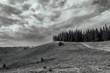 Dağlarda siyah beyaz bulutlar