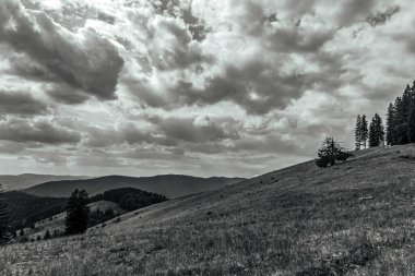 bulutlu ve dağlı güzel bir manzara.