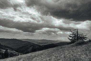 Dağlarda siyah ve beyaz bulutlar