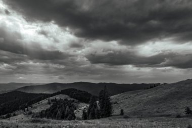 Dağdaki siyah beyaz bulutlar