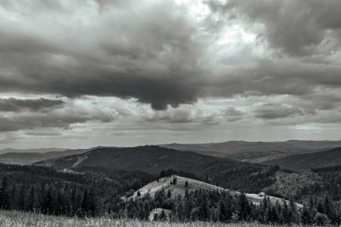 Dağlarda dağları olan güzel bir manzara.