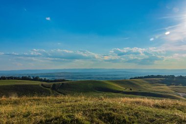 Bir dağ ve bulutlu bir gün ile güzel bir manzara
