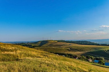Mavi gökyüzü ve bulutlu güzel bir manzara.
