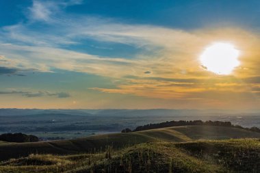 Dağın üstünde güzel bir gün batımı